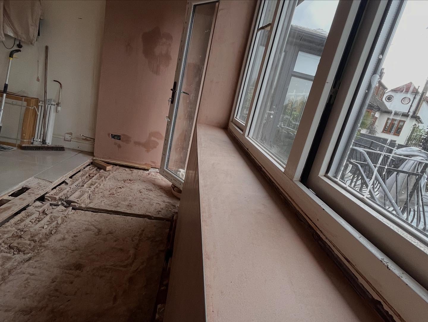 Gez Sayers on a plastering job in Southend, Essex