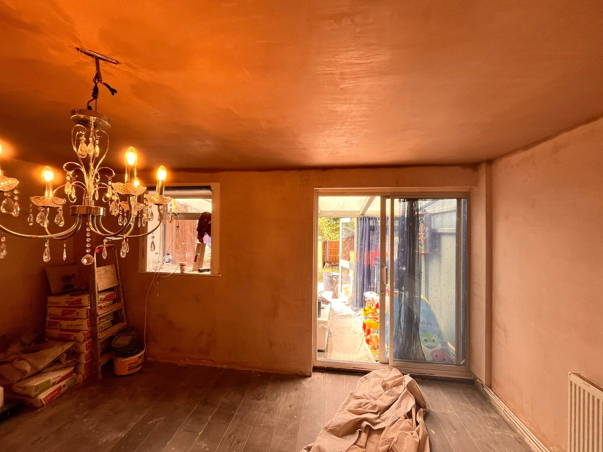 Gez Sayers skimming a wall on a plastering job in Southend, Essex